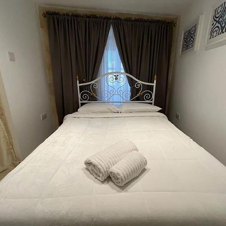 Charming 200 Year Old Cottage With Yard Żabbar Екстериор снимка