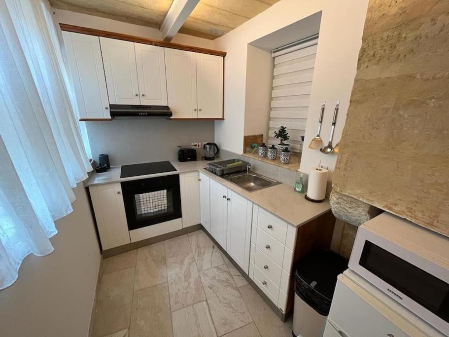 Charming 200 Year Old Cottage With Yard Żabbar Екстериор снимка