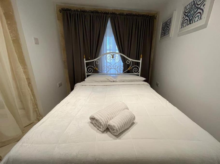 Charming 200 Year Old Cottage With Yard Żabbar Екстериор снимка