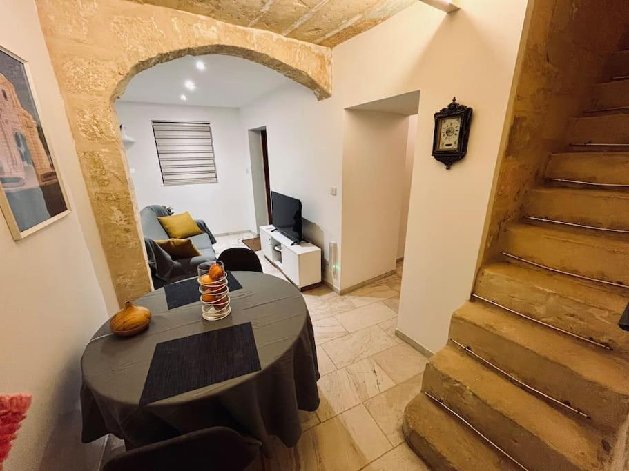 Charming 200 Year Old Cottage With Yard Żabbar Екстериор снимка