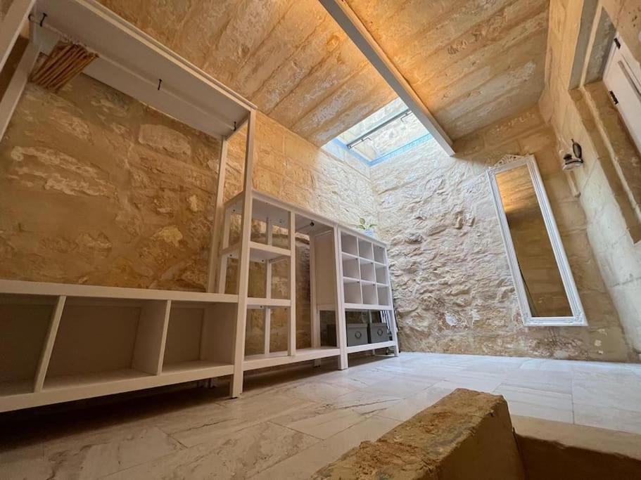 Charming 200 Year Old Cottage With Yard Żabbar Екстериор снимка