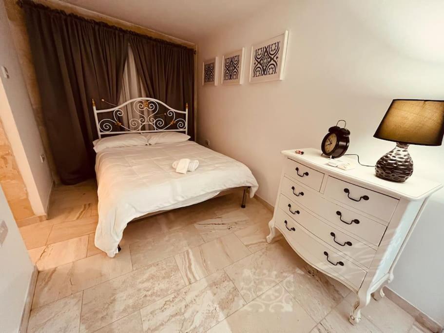 Charming 200 Year Old Cottage With Yard Żabbar Екстериор снимка
